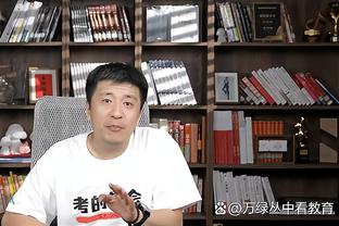 内维尔：当年效力曼联时巴特兹有很多停车罚单，大约有160张